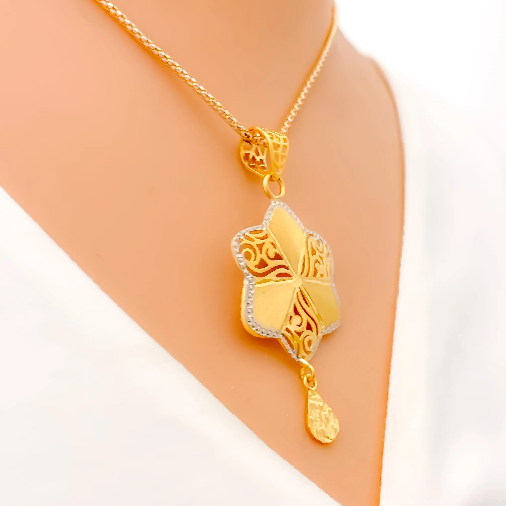 Alternating Filigree Flower 22K Gold Pendant Set