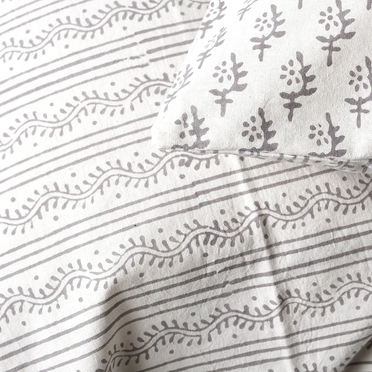 Tilonia® Twin Duvet Set - Centipede Stripe & Sprig in Grey